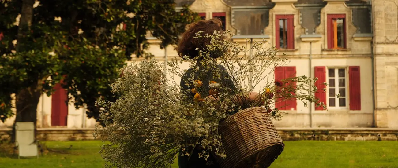 CONTACT & RESERVATION